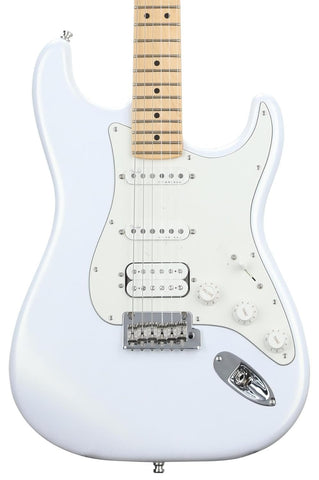 Fender 0116512782 (Juanes Stratocaster, Maple Fingerboard, Luna White)