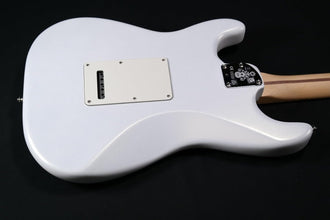 Fender 0116512782 (Juanes Stratocaster, Maple Fingerboard, Luna White)
